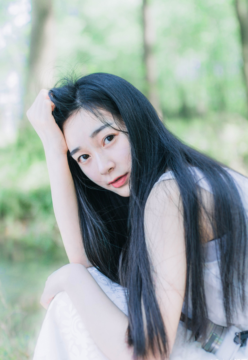 “何人在外面！？”房间里的欢好之声停下来，刘璋有些恼怒的声音响起。